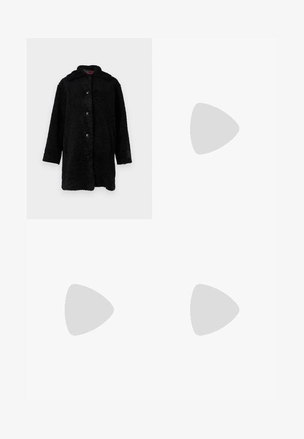 Cappotto teddy nero con una texture morbida e pelosa, bottoni frontali e cappuccio. Vestibilità ampia con maniche lunghe e un branding discreto sulla manica.; T-shirt in cotone nero con maniche corte, caratterizzato da una grafica rosa di occhiali da sole e la scritta "Non tua ragazza" sulla parte sinistra del petto.; Pantaloni neri a taglio dritto, con doppie pieghe, una texture liscia e un design classico in vita. Nessun hardware o dettaglio visibile.; Mocassini neri in pelle con suola piatta spessa. Punta arrotondata, dettaglio della cucitura frontale e accenti di cucitura sottili. Suola piatta e testurizzata.