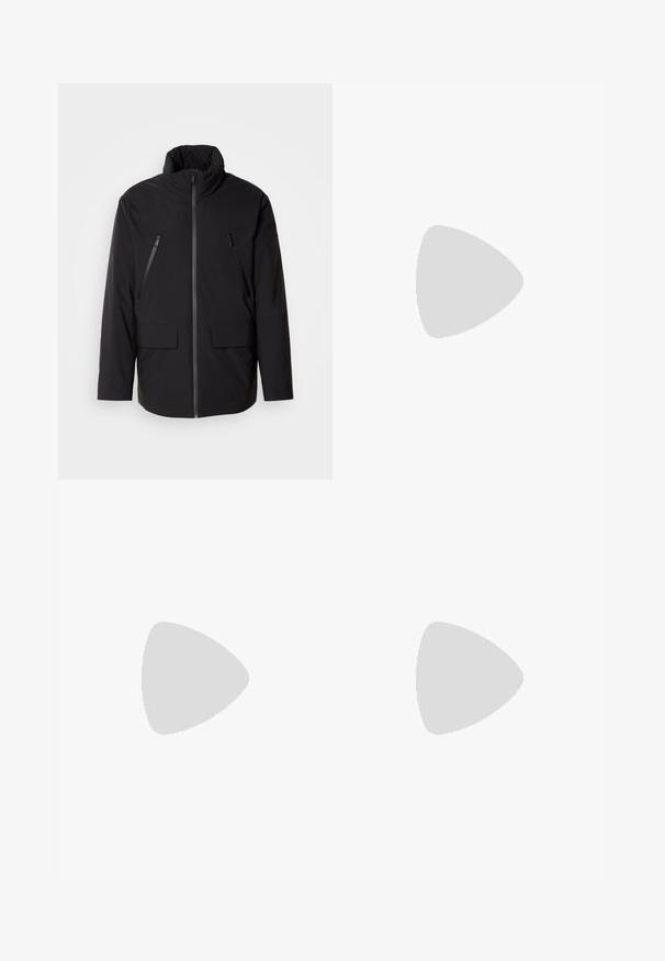 Giubbotto nero con colletto alto, zip frontale completa, due tasche sul petto con zip e due tasche frontali con pattina; texture liscia e vestibilità comoda.; Maglietta nera in cotone con scollo rotondo, caratterizzata da un'etichetta nera testurizzata con logo sul lato sinistro del petto. Maniche corte e vestibilità rilassata.; Pantaloni jogger neri realizzati in tessuto liscio. Presentano una vita elasticizzata con stringa, gambe affusolate e senza tasche visibili. Design semplice.; Sneaker in pelle nera a basso profilo con lacci neri e suola avorio, mostrato di profilo su sfondo bianco.