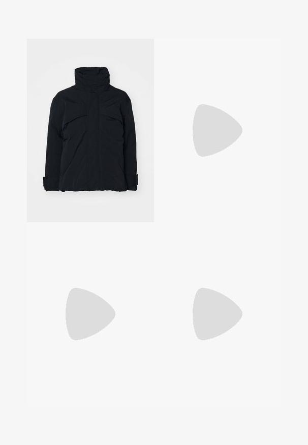 Schwarze gepolsterte Jacke mit hohem Kragen, durchgehendem Reißverschluss und zwei großen Brusttaschen; besitzt eine glatte Außentextur und verstellbare Bündchen.; Schwarzes kurzärmliges T-Shirt aus Baumwolle. Verfügt über einen Rundhalsausschnitt, einen lässigen Schnitt und einen sauberen Saum ohne sichtbare Muster oder Beschläge.; Schwarze Denim-Jeans mit weitem Bein, Reißverschluss vorne, Fünf-Taschen-Design und dezenten Stickdetails. Glatte Textur und lässiger Stil.; Schwarze Knöchelstiefel mit glänzendes Finish, quadratischer Zehenpartie, Blockabsatz und seitlichem elastischem Einsatz. Kombiniert mit schwarzen schmalen Hosen.