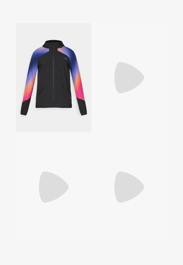 Zwarte lichtgewicht jas met een gradient ontwerp in paars, oranje en roze. Voorzien van een rits, capuchon en twee voorkruiszakken.; Zwarte katoenen t-shirt met korte mouwen, ronde hals en een wit logo op de linkerkant van de borst. Gladde textuur en eenvoudig ontwerp.; Zwarte sportieve broek met een elastische tailleband, voorzien van witte strepen aan de zijkanten en een klein logo op de heup. Gladde textuur.; Zwart sportief schoen met ademend mesh bovenwerk, witte accenten en een gevoerde zool. Beschikt over een logo met drie strepen aan de zijkant.