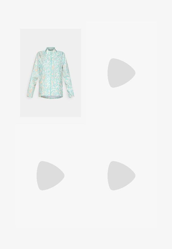 Lichtgewicht blauwe jas met een abstract wit en perzik patroon, volledige ritssluiting aan de voorkant, staande kraag en twee zijzakken.; Langermige, cropped sporttop met een kleurrijk patroon van vlindervleugels en teal drie-streepdetails op de mouwen.; Zwarte sportleggings met een hoge tailleband, voorzien van meshaccenten op de onderbenen en een geborduurd logo op de heup.; Witte sportieve schoen met een bovenwerk van mesh, drie zwarte strepen aan de zijkant, gestructureerde accenten en een stevige rubberen zool met een contrasterend zwart gedeelte.