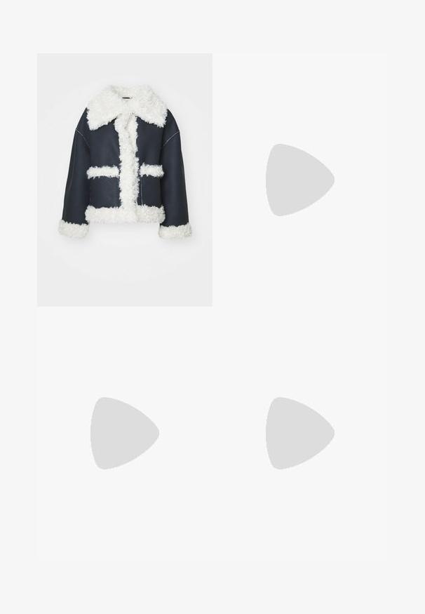 Tamno plava jakna s pahuljastim bijelim kragnom i obrubima. Ima dva prednja džepa i kutni oblik. Vidljivi su strojni šavovi.; Crni rebrasti pulover s asimetričnim dizajnom bez ramena, dugim rukavima i teksturiranim materijalom. Ima uski donji rub.; Midi suknja od glatkog materijala u boji slonovače s velikim crnim točkicama, s lepršavim siluetom i udobnim pojasom.; Svijetlo bež Moon Boot s okruglim vrhom, zatvaranjem na vezicu i teksturiranim gumenim potplatom. Sadrži bijelo brendiranje i glatke sintetičke materijale.