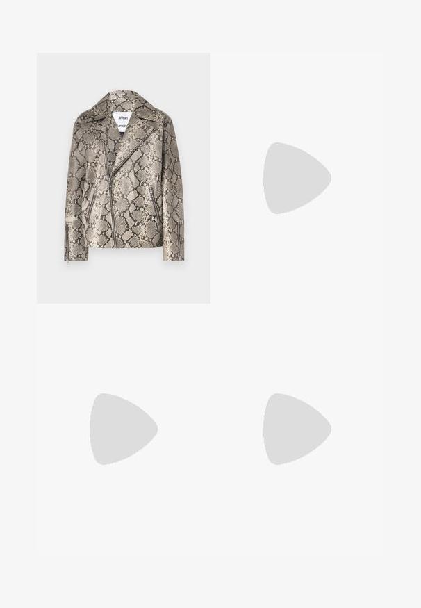 Won Hundred PEYTON REPTILE - Nahkatakki - grey; Musta puuvillapaita lyhyillä hihoilla, jossa on pieni vaaleanpunainen perhosgrafiikka vasemmassa rinnassa. Pyöreä kaula-aukko ja rento istuvuus.; Harmaat housut, joissa on suora lahkeiden muotoilu, kahdella sivutaskulla ja nappisuljenta. Pehmeä kangas, jossa ei ole näkyviä kuvioita tai yksityiskohtia.; Mustat patentoitu nahkakengät, joissa on säären takaosa ja terävä kärki, sekä geometrinen palikkakorko. Sisältää tyylikkään, minimalistisen muotoilun ja sileän pinnan.; Musta nahkainen käsilaukku, joka on kaareva muotoilultaan, irrotettavalla hihnalla ja kultaisilla yksityiskohdilla. Laukussa on läppä, jossa on solk yksityiskohta.