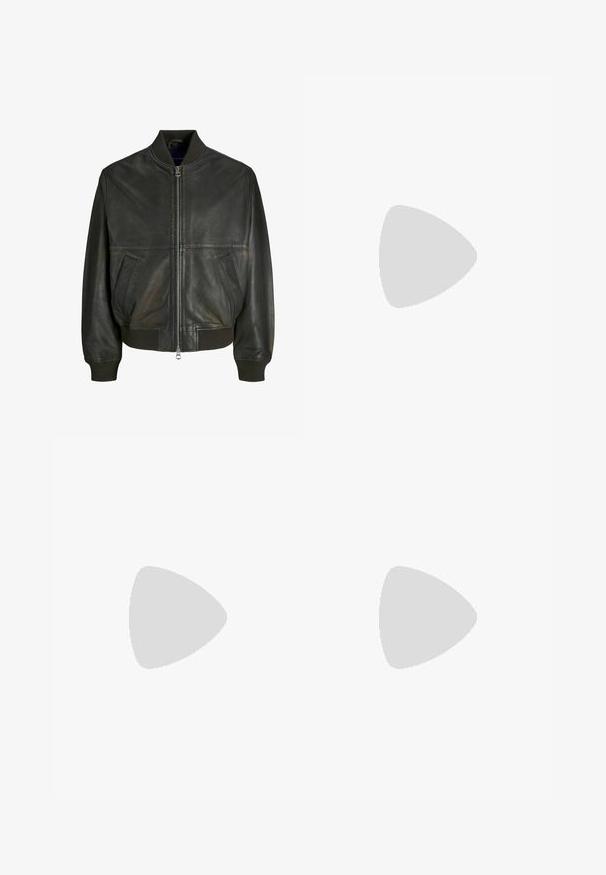 Zwarte leren bomberjack met een geribde kraag, rits sluiting en twee zijzakken. Heeft een gladde textuur en een slim fit ontwerp.; Crème-kleurige gebreide sweater met geribde manchetten en onderrand, voorzien van een zwart geborduurd logo op de linker voorkant. Ronde hals, ontspannen pasvorm.; Grijze, elastische broek met een trekkoord. Rechtoe-rechtaan ontwerp, gemaakt van een gladde stof, met minimale stiksels en geen zichtbare hardware.; Zwarte leren dresschoenen met een gladde afwerking, ronde neus, vetersluiting en een bescheiden rubberen zool voor grip.; Grijze suède heuptas met een ronde vorm, twee met rits afgesloten compartimenten en een verstelbare band. Voorzien van metalen accenten.