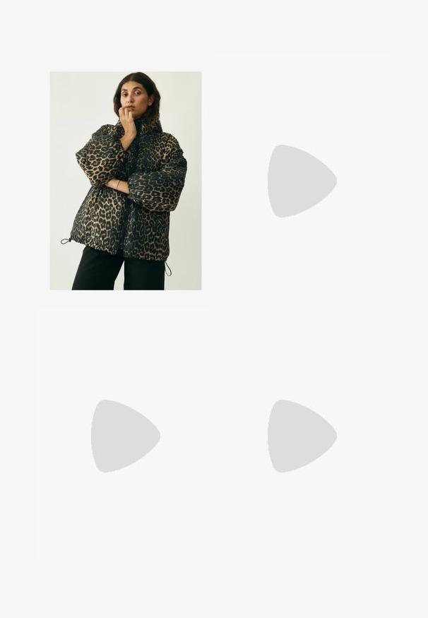 Global Funk NORA-G - Ziemas jaka - leopard mist; Melnas īsā piegriezuma T-kreklis no kokvilnas. Tam ir īsas piedurknes un apaļa izgriezne. Gluda tekstūra ar vienkāršu dizainu, bez papildu rakstiem.; Melni plaši bikses, izgatavotas no gludas, spīdīgas auduma, ar elastīgu jostu un bez redzamām kabatām vai aparatūras detaļām.; Melni kanvas sporta apavi ar baltām šņorēm, baltu gumijas purngalu un masīvu baltu zoli. Iezīmējas ar smalku baltu šuvumu un gumiju zoli.