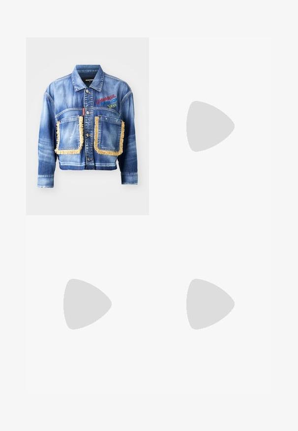 Veste en denim avec un délavage bleu clair, présentant deux grandes poches à franges, des détails brodés et une fermeture à boutons sur le devant.; T-shirt blanc à manches courtes en coton, avec un motif logo noir imprimé sur le devant. Design classique à col rond avec une coupe ajustée.; Pantalon noir en tissu lisse avec taille haute, jambes larges, plis à l'avant et passants de ceinture classiques. Pas de poches latérales visibles.; Ballerines en cuir noir avec un nez pointu et une sangle latérale ornée d'un accent circulaire en or. Légères avec une semelle plate.