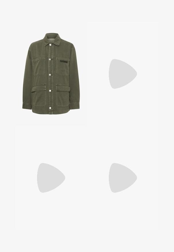Kaffe SISSE - Let jakke / Sommerjakker - grape leaf; Sort kortærmet top lavet af strækbart stof, med et tætsiddende design og samling detaljer på siderne. Glat tekstur, klassisk form.; Sorte polyester culotte bukser med elastisk talje, to forpiber og en løs silhuet. Ingen synlige mønstre eller hardware detaljer.; Sorte flade sandaler med en blank finish, tre tynde stropper og en cirkulær hardwaredetalje ved tæerne. Slankt design med en minimal hæl.; Sort læder tote taske med glat tekstur, rektangulær form og to lange hanke. Ingen synlig hardware eller udsmykninger.