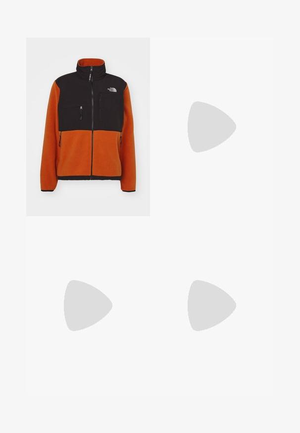 Giacca in fleece con parte superiore nera e sezione inferiore arancione brillante. Presenta un colletto alto, tasche anteriori con zip e un logo sul petto. Texture morbida.; T-shirt bianca a maniche lunghe realizzata in cotone. Design con collo rotondo, polsini a costine e un piccolo logo sulla manica sinistra. Texture liscia.; Pantaloni sportivi blu con vita regolabile tramite cordino, tasche laterali con zip, dettagli neri e loghi: stemma PSG e swoosh Nike.; Sneaker in pelle nera con superficie texture, baffo Nike bianco, suola grigia, punta rotonda e design con lacci. Presenta delle perforazioni sulla punta.