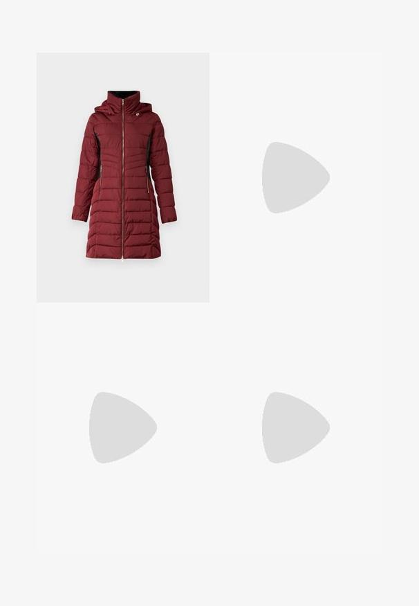 Bordo podložena jakna z zadrgo spredaj, kapuco in črnimi detajli. Ima obližne žepke in prešito teksturo, kar dodaja toplino in slog.; Even&Odd Petite 2 PACK - Top - light grey/black; ONLY Petite ONLMADISON BLUSH WIDE - Široke hlačnice - dark blue denim; Črne usnjene čevlje z zaobljenim nosom, ravnim podplatom in trakcem z zaponko. Debel blokasti petnik za dodatno stabilnost.; Srebrni kovinski obročasti uhani z brušenjem, s krožno obliko in prozornim zatičem za varno nošenje.