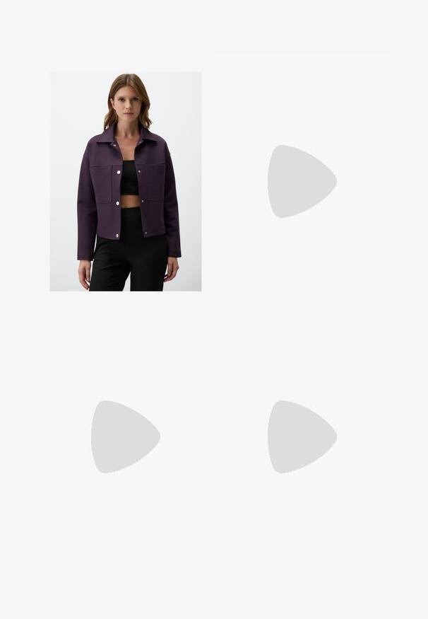 Paarse cropped jas met een kraag, knoopsluiting en twee voorkeurszakken. Zachte stof met een gladde textuur. Zwarte top eronder.; Lichtcrème trui van een zachte, gestructureerde stof. Voorzien van een ronde halslijn, ribgebreide cuffs en zoom, met een ontspannen pasvorm en verlaagde schouders.; Zwarte denim jeans met een recht model, vijf zakken en subtiele vervaging. Kenmerken zijn een traditionele knoopsluiting en gestikte naden.; Zwarte leren loafers met een gladde textuur, ronde neus, gestikte details op de bovenkant en een lage, platte rubberen zool.