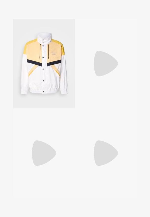 Jachetă albă tip windbreaker cu accente galbene și bleumarin, având guler înalt, șnur de strângere și nasturi cu capcană. Ușoară, cu textură netedă.; Tricou alb din bumbac cu mâneci scurte, având un logo negru "BOSS" centrat pe piept și un guler rotund.; Pantaloni din bumbac bej, cu croială dreaptă, dotati cu închidere cu nasture și pliuri în față pentru un plus de detaliu.; Tenis sportivi alb și bej deschis, cu un înveliș din plasă, detalii perforate și o talpă intermediară texturată, având marcaj pe călcâi.
