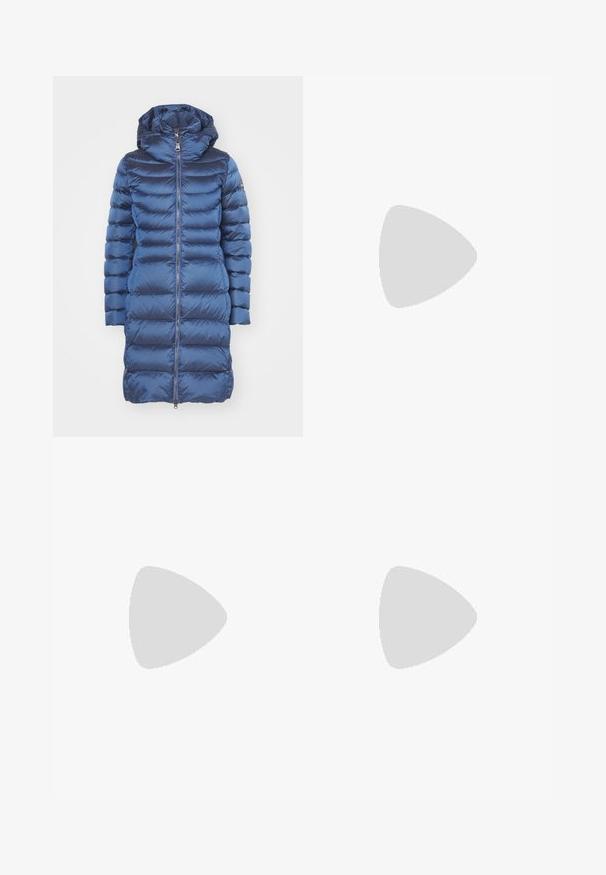 Colmar Originals LADIES JACKET - Dūnu mētelis - dark oxford; Balts īsais T-krekls, plašas īsas piedurknes, mīksts kokvilnas materiāls, apaļa kakla izgriezums ar delikātu oranžu apdari, minimāls dizains, bez rakstiem vai grafikām.; Gaiši zilas džinsu bikses ar augstu jostasvietu, plats kāju griezumu, divām sānu kabatām un krokotā dizaina akcentiem. Mīksta tekstūra ar izdilušu apdari.; Gaiši zili zamšas sporta apavi ar gumijas zoli, ar zemu profilu, auklām priekšā un izsmalcinātu zīmolu logotipu sānos.