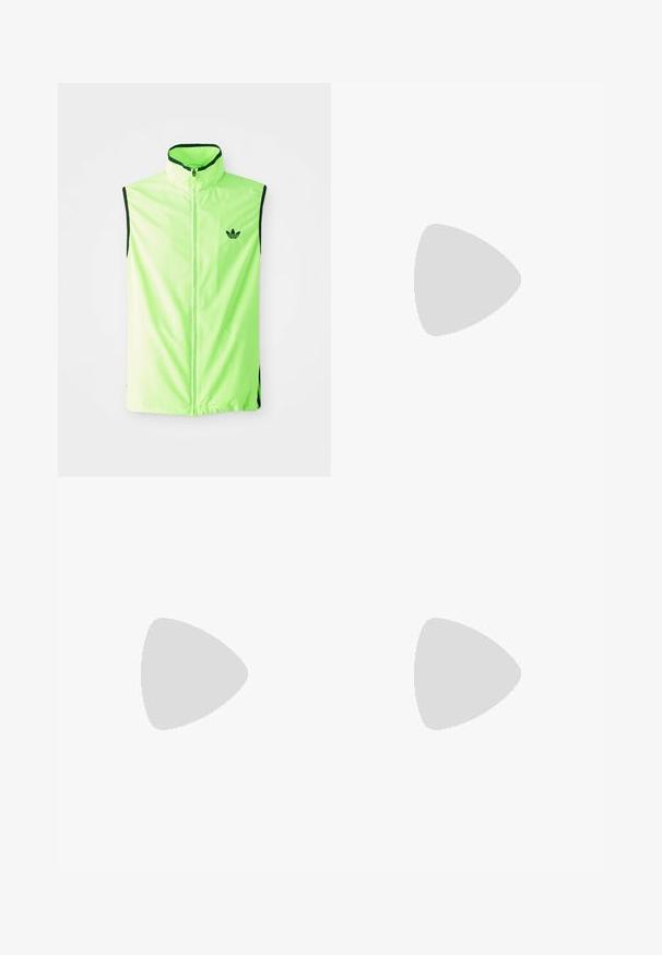 Colete atlético sem mangas, verde néon, com fecho à frente, gola alta e detalhes em preto, apresentando um pequeno logótipo preto no lado esquerdo do peito.; T-shirt preta de algodão com mangas curtas, gola redonda e detalhe branco de três riscas nos ombros. Apresenta um pequeno logotipo branco no peito.; Calças pretas em padrão xadrez com cintura elástica, dois bolsos frontais e um ajuste solto com design de perna reta. Feitas de material leve.; Tenis em camurça preta com detalhes amarelos, apresentando três riscas e uma sola de borracha castanha. Inclui uma língua acolchoada para maior conforto.