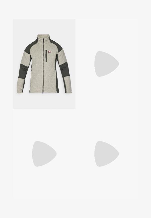 Fleecejack met hoge kraag, grijze hoofdkleur, donkergroene mouwen en een rits aan de voorkant. Beschikt over een klein logo op de borst.; Witte lange mouwen T-shirt gemaakt van katoen met een ronde hals. Beschikt over een klein zwart logo op de borst. Soepele textuur, normale pasvorm.; Zwarte sweatpants met een trekkoord in de taille, tapered fit, elastische boorden en een klein wit logo op de linker dij, gemaakt van gladde stof.; Zwarte buitenschoenen van mesh en synthetisch materiaal, met een gestructureerd bovenwerk, een beveiligd vetersysteem en een robuuste zool, op een ruig terrein.