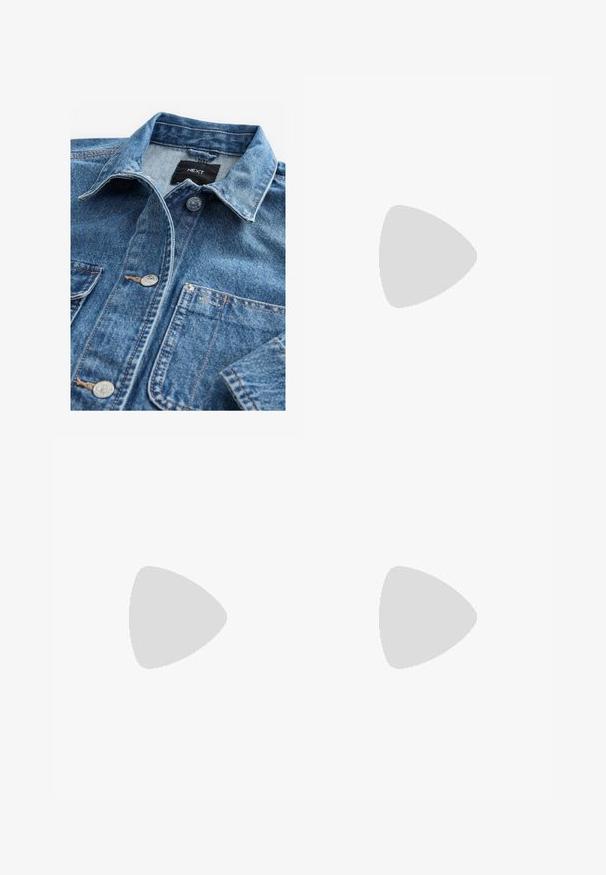 Chemise en denim bleu clair avec un col classique, fermeture à boutons sur le devant, deux poches poitrine et quincaillerie en acier inoxydable. Texture usée et détails de couture.; Tissu en coton noir avec une texture lisse et un col rond, présentant un motif grainé subtil et uniforme. Pas de logos ou d'accents visibles.; Pantalons larges marron foncé à taille haute, dotés d'une fermeture à un bouton et d'un devant plissé. Confectionnés en tissu léger.; Bottines en suède noir avec un talon épais, un bout rond et des œillets en métal argenté, dotées d'un col en cuir noir mat et d'une semelle texturée.