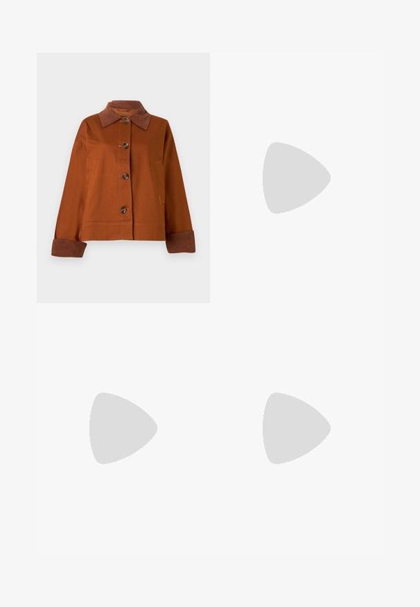 Bruine jas met een corduroy kraag, cinco knopen aan de voorkant, borstzak en contrasterende bruine manchetten. Gemaakt van duurzaam materiaal.; Zwart T-shirt met korte mouwen, gemaakt van zachte katoen, met een ronde hals, een ontspannen pasvorm en een gladde textuur. Geen zichtbare patronen of opdrukken.; Wijde broek in licht crèmekleurige stof, met zijzakken, een platte voorkant en een enkele knoopsluiting bij de taille. Glad van textuur.; Marineblauwe suède sneaker met een buitenzool van gumrubber, blauwe veters en een minimalistisch design. Heeft een geperst logo aan de zijkant en een gladde binnenvoering.