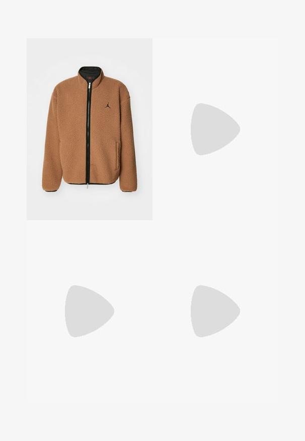 Jordan FLIGHT - Flísová bunda - archaeo brown/black; Biela bavlnená tričko s krátkymi rukávmi a okrúhlym výstrihom. Obsahuje malé, jemné logo Nike na hrudi a božnú nálepku.; Svetlosivé široké nohavice vyrobené z bavlny. Majú predné vrecká a zapínanie na gombík. Hladká textúra so subtílnymi vertikálnymi pruhmi.; Tenisky Nike Air Force 1 s krémovým koženým zvrškom, hnedým logom a detailom prešívania. Majú zaoblenú špičku a textúrovanú gumovú podrážku.