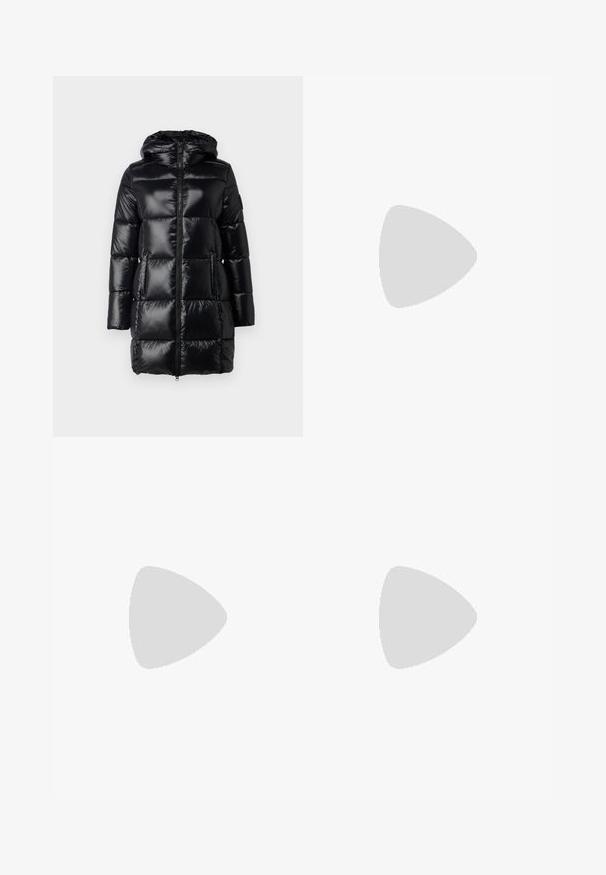 Gevoerd zwart winterjack met capuchon, glanzende afwerking, voorrits en zijzakken. Beschikt over rechthoekige gestikte secties voor isolatie.; Zwarte katoen T-shirt met een ronde halslijn, korte mouwen en een witte geprinte "Calvin Klein" logo en "Established 1968" tekst.; Lichtblauwe denim jeans met een hoge taille, wijde pijpen, twee zijzakken en geplooid ontwerp. Zachte textuur met een vervaagd uiterlijk.; Zwarte puntige slingback schoen met een lage hak, gemaakt van soepel leer en voorzien van een uitsnede aan de zijkant voor ventilatie.