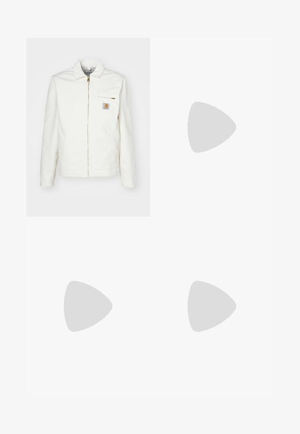 Carhartt WIP DETROIT JACKET - Poletna jakna - wax; Bela bombažna majica s krojem na vratu, kratkimi rokavi in ohlapnim fitom. Ima enostaven dizajn brez vzorcev ali dodatkov.; Rdeče atletske hlače z elastičnim pasom, belimi črtami ob straneh in majhnim belim logotipom na levem stegnu.; Črne semiš teniske z belimi vezalkami in tremi belimi črtami. Imajo okroglo črno oznako na jezičku in gumijast podplat.; Zlate sončne očala z zelenimi lečami, okrogle oblike, tanke ročice in bele plastične podrobnosti na konicah ročic.