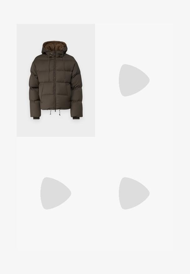Emporio Armani GIACCA  - Piumino - fango; Maglione a collo tondo blu navy realizzato in morbido tessuto, con maniche lunghe e orlo a coste. Senza motivi o decorazioni visibili.; Jeans in denim blu chiaro con vestibilità slim, cinque tasche e design a gamba dritta. Presenta un'apertura con zip e passanti per cintura. Texture morbida.; Sneaker in pelle bianca con una finitura liscia, punta rotonda, lacci piatti e suola testurizzata. Presenta un logo discreto sul tallone.