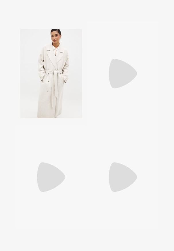 Cappotto lungo beige realizzato in tessuto testurizzato, con una cintura in vita, ampie rever e due grandi bottoni sulle tasche frontali.; Maglione marrone scuro realizzato in materiale morbido, con collo rotondo, maniche lunghe e una vestibilità comoda, caratterizzato da polsini e orlo a costine.; Pantaloni in denim neri a gamba larga con vita alta, dotati di tasche anteriori e posteriori, cuciture a punto, e chiusura con bottone. Texture liscia.; Bershka Sandali con tacco - black; Borsa a spalla in vernice nera con forma curvata, una tracolla, tasche frontali e dettagli in metallo argentato.