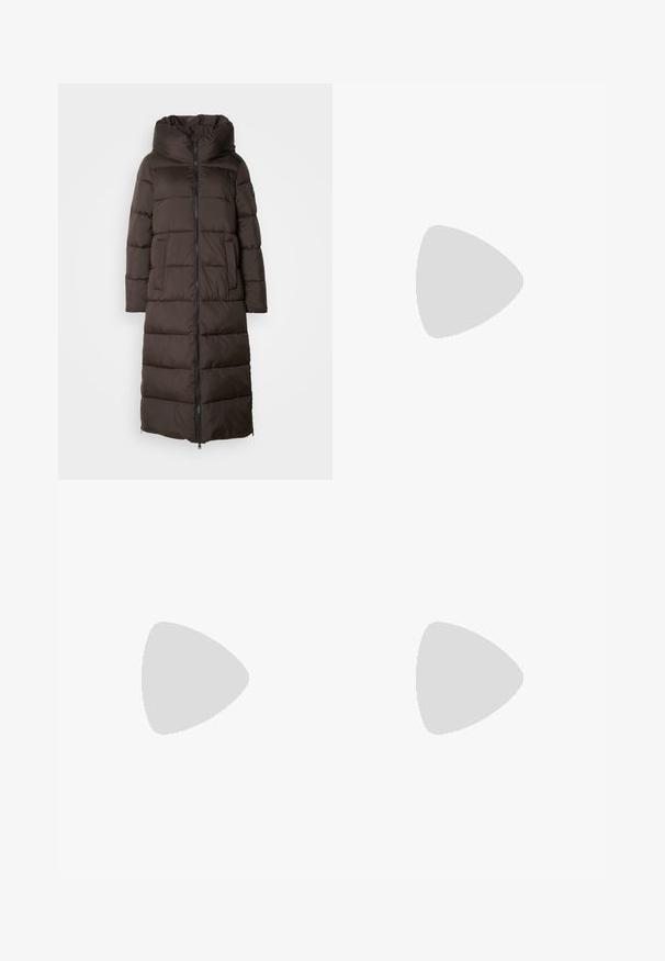 Casaco acolchoado marrom com um design longo e almofadado, gola alta, fecho de correr frontal e bolsos laterais. Tecido liso e texturizado com um acabamento brilhante.; Duas camisetas pretas de manga longa com design em V, feitas de um tecido macio e elástico, apresentando uma textura suave e um formato ajustado.; Calças largas pretas com cintura alta, detalhes em botão na cintura e pregas frontais.; Sandal de pele preta com bico pontiagudo e um salto bloco baixo. Apresenta uma tira no tornozelo com uma fivela em tom dourado. Textura suave.