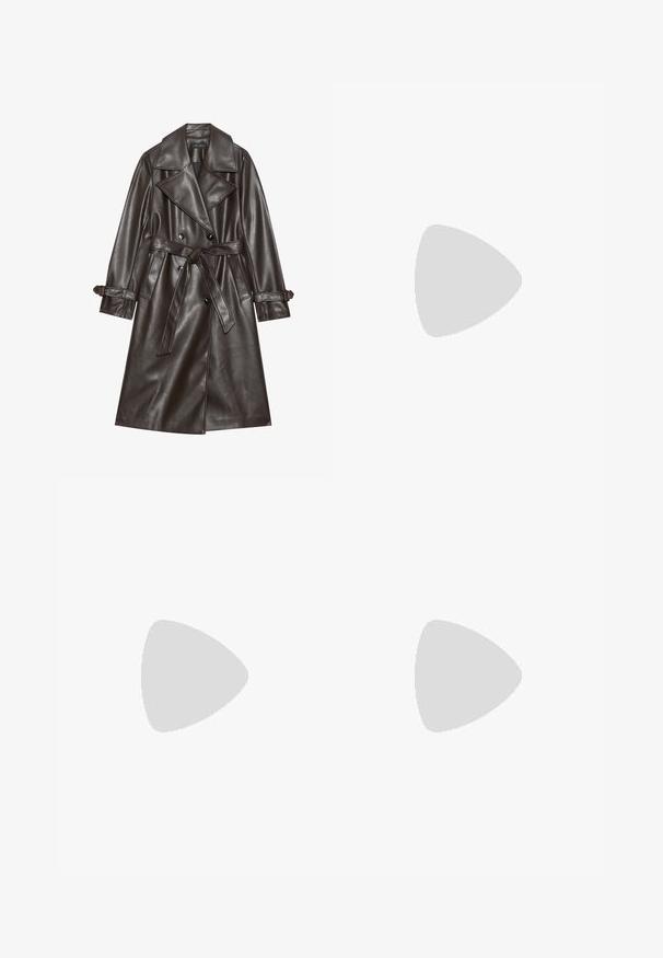 Cappotto trench in faux pelle marrone con una parte anteriore doppiopetto, ampi revers, una cintura annodata e dettagli con bottoni sulle maniche.; Abito marrone a maniche lunghe con scollatura a barchetta e silhouette aderente. Presenta un dettaglio di cucitura a forma di V sul corpino.; Stivale cowboy in pelle marrone chiaro con punta affusolata, modelli ricamati a spirale sull'asta e tacco a blocco impilato. Presenta una linguetta per una facile calzata.; Orecchino a cerchio in argento con finitura lucida, caratterizzato da piccoli dettagli in oro e una forma tondeggiante, indossato sul lobo.