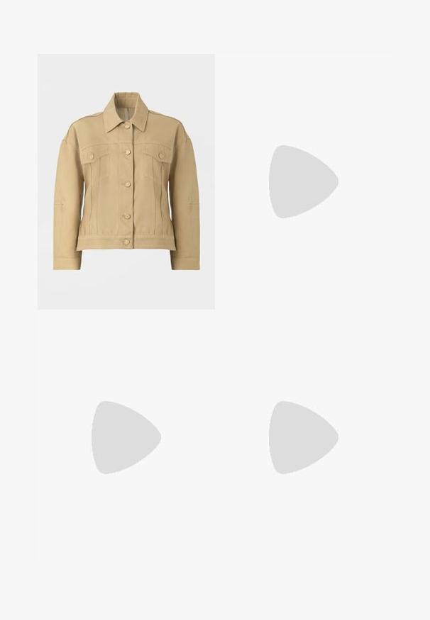 Beige farkkutakki, jossa on kauluksellinen kaulaosa, edessä nappikiinnitys ja kaksi rintataskua. Ominaisuuksiin kuuluu tukeva fit ja pitkät hihat.; Valkoinen lyhytcroppinen pitkähihainen paita, joka on valmistettu puuvillasta. Siinä on nappisuljenta edessä, rintatasku ja pieni musta logo vasemmassa alakulmassa.; Ruske leve-legged hlače iz gladkega materiala, z sprednjim gumbom, dvema sprednjima žepoma in čistimi, krojenimi linijami.; Musta nahkasandaali, jossa on terävä kärki, somistettuna kudotulla yksityiskohdalla ja pleatatuilla yläosilla. Litteä pohja, jossa on vähäisiä tarvikkeita.