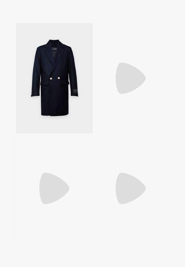 Palton din lână bleumarin cu un design cu două rânduri de nasturi, având nasturi aurii, rever cu caneluri și două buzunare frontale. Textură netedă, până la genunchi.; Pulover negru cu guler înalt, realizat dintr-un material moale, cu mâneci lungi și o croială ajustată. Tiv și mansete cu margine ondulată. Design simplu.; Pantaloni gri deschis cu o textură netedă, față plată și picioare drepte. Realizați dintr-o țesătură respirabilă, cu buzunare interioare și brâie.; Pantofii din piele neagră, cu șireturi, au vârful rotunjit, o textură netedă, cusături minime și un toc de cauciuc scăzut. Logo pe toc.