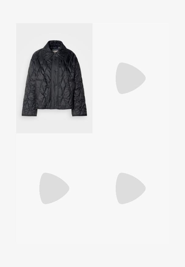 Zwarte gewatteerde jas van glanzend nylon. Kenmerkt zich door een grote kraag, een diamantpatroon in de stiksels en drie knopen aan de voorkant. De mouwen zijn iets wijder.; Zwart katoenen T-shirt met ronde hals, korte mouwen en blauw geborduurd "Calvin Klein JEANS" logo op de voorkant.; Zwarte wijde spijkerbroeken van denim, met een hoge taille, vijf-pocket stijl en een metalen knoopsluiting met contrasterende stiksels.; Zwarte leren enkelboot met stevige zool, blokhak, rits aan de zijkant en een trekloop achterop op een effen witte achtergrond.