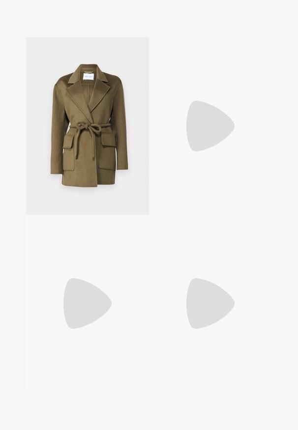 Abrigo de mezcla de lana de color verde oliva que presenta un cuello con muesca, cintura ceñida con cinturón y dos grandes bolsillos frontales. Tejido texturizado con un acabado suave.; Camiseta de algodón blanca con un estampado colorido de mariposa en el lado izquierdo del pecho. Mangas cortas y corte relajado.; Jeans de pierna ancha en denim azul oscuro. Presenta cinco bolsillos, trabillas para cinturón y un dobladillo sin acabados en la parte inferior con detalles de costura visibles.; Zapato de tacón puntiagudo de cuero negro con tira en el tobillo y tacón ancho. Textura plana, diseño elegante y estética minimalista.; Bolso tipo hobo de cuero negro con una textura suave, forma curvada y una sola correa ajustable; presenta una amplia apertura en la parte superior.