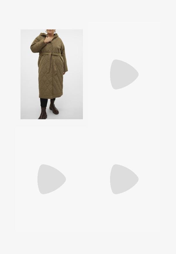 Vero Moda Curve VMCSASHA LONG COAT - Zimní kabát - capers; Černý krátký rukáv top vyrobený z elastického materiálu, s přiléhavým střihem a na bocích s nařasením. Hladký povrch, klasický tvar.; Černé polyesterové culotte kalhoty s elastickým pasem, dvěma předními sklady a volným siluetou. Žádné viditelné vzory ani kovové detaily.; Černé ploché sandály s lesklým povrchem, třemi tenkými popruhy a kulatým kovovým detailem na špičce. Elegantní design s minimálním podpatkem.; Černá kožená taška přes rameno s hladkým povrchem, obdélníkovým tvarem a dvěma dlouhými uchy. Žádné viditelné kování ani ozdoby.