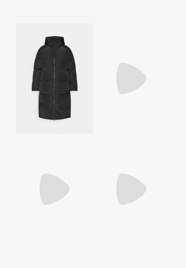 Schwarze Pufferjacke mit Kapuze, langer Silhouette, zwei Fronttaschen und einem Reißverschluss über die gesamte Länge, aus einem glatten, matten Stoff gefertigt.; Kurzärmliges weißes Sportshirt mit Rundhalsausschnitt, das ein Logo auf der Brust und eine glatte, leichte Stofftextur aufweist.; Schwarze, enganliegende Hosen aus einem flexiblen Material. Zu den Merkmalen gehören eine seitliche Reißverschlusstasche, vorgeformte Knie und eine glatte Textur.; Schwarzer Wanderstiefel mit einem mittelhohen Design, ausgestattet mit einer strukturierten Oberfläche, grauen Akzenten und einer robusten Gummisohle mit Profilstollen.