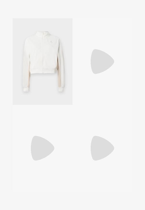 Beskurad vit jacka med dragkedja fram, mjuk textur, med ljusbeiga detaljer på ärmarna och en liten guldsymbol på bröstet.; Vit bomull t-shirt med rund halsringning och korta ärmar. Har en liten svart Nike-logotyp på bröstet. Enkel och odekorerad design.; Vita vida atletiska byxor med breda ben och ribbad midja samt subtil logodetalj. Slät tyg med avslappnad passform och avsmalnande fåll.; Vita lädersneakers med gula och lavendelfärger, rund tå, platta snören och texturerad gummisula. Bärs med vita strumpor.
