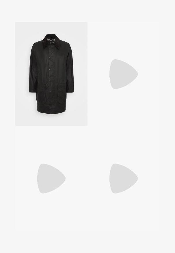 Barbour BORDER WAX JACKET - Outdoorjas - sage; Zwarte korte mouwen T-shirt van een gladde katoenmix, met een ronde halslijn en een minimalistisch ontwerp zonder patronen of accenten.; Zwarte broek van stof met een gladde textuur. Bevat een knoopsluiting, riemlussen en zijzakken. Standaard straight-leg ontwerp.; Zwarte leren sneaker met lage schacht, zwarte veters en off-white zool, weergegeven in zijprofiel op een witte achtergrond.