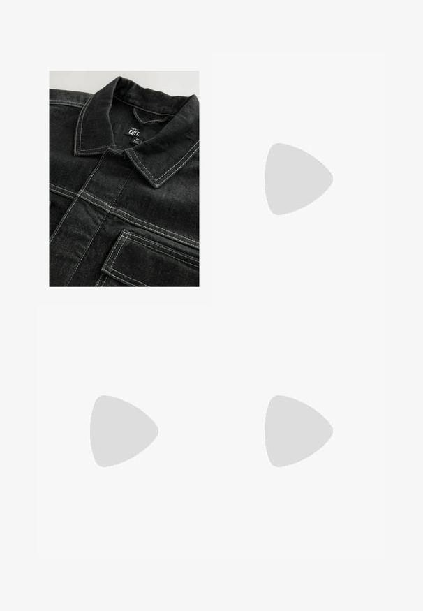 Sort denimjakke med kontrastfarvet hvid syning, krave og brystlommer, med en struktureret stofoverflade.; Sort kortærmet skjorte lavet af stof med en glat tekstur, har to forlommer, en klassisk krave og knaplukning.; Sorte bomuldsbukser med en afslappet pasform, der har en klassisk talje, frontfolder og sidelommer. Glat tekstur uden mønstre.; Sort læderloafer med kraftig sål og dekorativ rem henover, vist i venstre sideprofil på hvid baggrund.