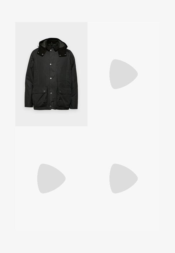 Μαύρο, μεσαίου μήκους μπουφάν με κουκούλα, χαρακτηρισμένο από γιακά από κοτλέ, κουμπιά με κλιπ και πολλαπλές μπροστινές τσέπες. Λείος υφή με επένδυση από κέντημα.; Μαύρο πουλόβερ σταυρωτό λαιμό, φτιαγμένο από μαλακό υλικό, με μακριά μανίκια και εφαρμοστή γραμμή. Ριγωτή λεπτομέρεια στο τελείωμα και στους καρπούς. Απλός σχεδιασμός.; Ανοιχτό γκρι παντελόνια με λεία υφή, επίπεδο μπροστινό μέρος και ίσιες γραμμές. Κατασκευασμένα από αναπνεύσιμο ύφασμα, διαθέτουν εσωτερικές τσέπες και θηλιές για ζώνη.; Μαύρο δερμάτινο παπούτσι με κορδόνια, με στρογγυλή μύτη, λεία υφή, ελάχιστη ραφή και χαμηλή καουτσούκ σόλα. Λογότυπο στη σόλα.