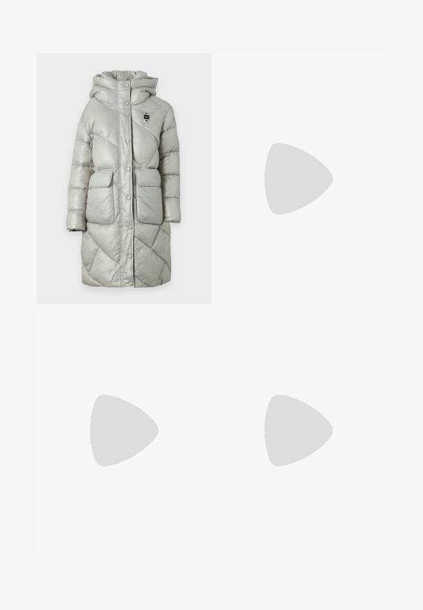 Blauer IMRIE - Téli kabát - grigio nebbia; Fehér, rövid ujjú póló, tengerészkék vízszintes csíkokkal, a mellrészen hímzett "Tommy Hilfiger" logóval. Klasszikus kerek nyakú kivitel.; Plisszírozott fehér szoknya fekete elasztikus derékkal, amelyen a "LACOSTE" logó található. Középhosszú kialakítás, puha tapintással.; Fehér bőr sportcipők vastag fehér talppal, fekete velúr sarokpikkelyel és dombornyomott logóval az oldalon. Fűzős kialakítás, hat fűzőlyukkal.; Ezüst karika fülbevalók sima, fényes felülettel. Lekerekített forma, könnyű kialakítással, tűs zárómechanizmussal.