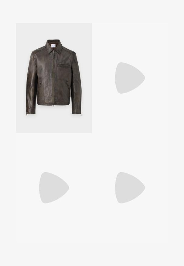 Brūna ādas jaka ar rāvējslēdzēja priekšpusi, pogu apkakli un vienu krūšu kabatu. Iekļauj rāvējslēdzēja sānu kabatas un gludu tekstūru.; Garums piedurkņu baltā kokvilnas krekls ar apaļu dekoltē, sānu šķēlumiem apakšā un gludu tekstūru, redzams no aizmugures.; Gai zilas džinsu bikses ar taisnām kājām, piecām kabatām, pogu aizvēršanu, minimālu izbalēšanu un kontrastējošiem šuvju elementiem.; Melnas ādas loafers ar gludu virsmu, plakanu zoli un noapaļotu pirkstu, ar dekoratīvu jostu pāri augšdaļai.