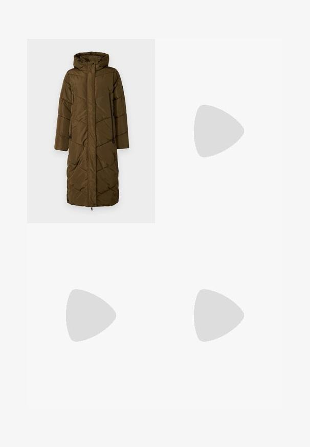 Cappotto imbottito lungo di un verde oliva scuro con cappuccio. Presenta un motivo a rombi diagonali, chiusura frontale con zip e due tasche laterali con zip.; T-shirt bianco, morbido e leggero, realizzato in cotone, con scollo rotondo e maniche corte larghe, finitura dritta.; Jeans a gamba larga in denim blu scuro. Design a vita alta con chiusura a zip e bottone. Presenta uno stile classico a cinque tasche e bordi orlati.; Pantaloni neri e a fantasia abbinati a sneaker in camoscio blu marina con strisce crema e suole bianche. Le superfici mostrate sono texturate e piatte.