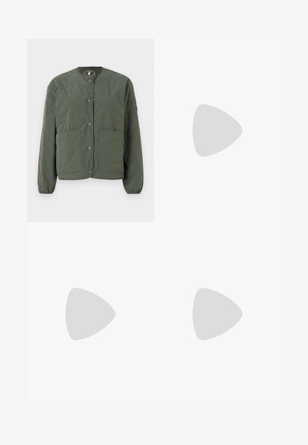 Veste matelassée verte avec un col rond, fermeture à boutons-pression, deux poches avant et motif vagues texturé sur le tissu.; T-shirt en coton noir avec un col rond, des manches courtes et un logo brodé sur la poitrine. Coupe simple et décontractée sans motifs.; Pantalon noir ajusté avec une coupe droite, présentant une texture lisse et des plis nets sur le devant. Aucune quincaillerie visible.; Talons hauts en cuir noir avec un bout pointu, dotés d'un talon fin et d'un accent en ton or sur la lanière réglable. Texture lisse.
