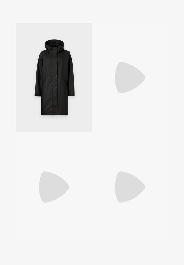 Vattentålig svart regnjacka med huva, långa ärmar och framknäppning. Har två sidofickor och rak passform.; Svart T-shirt med kort ärm, rund halsringning och perforerade nätdetaljer på axlarna. Slät tyg, avslappnad passform, böjd fåll.; Bredbenta svarta byxor i mjukt tyg, med hög midja och två fickor med dragkedja, samt subtila sömmar längs sidorna.; Tjocka vita sneakers gjorda av texturerat mesh och syntetiska material, med en tjock sula och intrikata mönsterdetaljer längs sidorna.