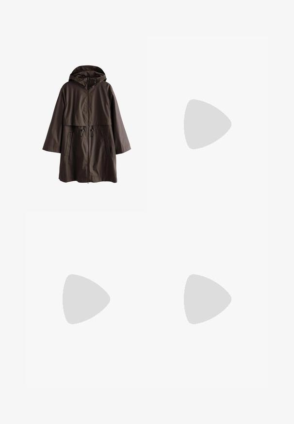 Rjava vodoodporna jakna s kapuco, zadrgo, nastavljivimi vrvicami in dvema sprednjima žepoma. Gladka tekstura in sproščen kroj.; Bela kratka majica s kratkimi rokavi iz bombaža. Ima okroglo izrezovanje in sproščen kroj. Gladka tekstura brez vidnih vzorcev ali poudarkov.; Bele široke hlače iz lahkega materiala. Imajo elastičen pas s vrvico in stranske žepe. Gladka tekstura.; Ravne sandale s svetlo rjavim gumijastim podplatom, zasnovane s tremi prekrivajočimi se belimi usnjenimi trakovi in majhnim lokom na sredini.