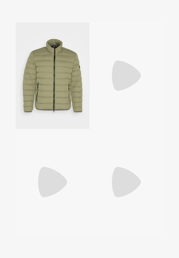 Olijfgroen gewatteerde jas met een hoge kraag, horizontale stiksels, een ritssluiting aan de voorkant en twee zijzakken met zwarte accenten. Gladde textuur.; Zwarte langemouw turtleneck shirt gemaakt van zachte stof. Heeft een aansluitend ontwerp met ribbels aan de mouwen en een gladde textuur. Geen patronen of logo's.; Donkerblauwe denim jeans met een slim fit, vijfzakkenontwerp, knoopsluiting en minimale vervaging. Rechte voorkant en smalle beenopeningen.; Zwarte leren Chelsea boots met elastische zijpanelen en een trekband. Ronde neus en platte rubberen zool, met een gladde afwerking.