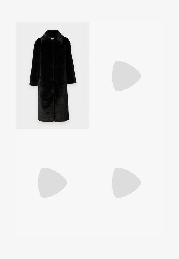 Abercrombie & Fitch Faux Fur Coat - Abrigo clásico - black beauty; Suéter negro con lunares blancos, escote redondo y mangas largas. Hecho de material suave con puños y dobladillo acanalados.; Jeans de pierna ancha de talle alto en denim azul claro a oscuro con desgastes, que presentan un cierre de botón y lazos para cinturón. Bajo limpio y sin adornos visibles.; Mocasines de plataforma de cuero negro con punta redondeada y una correa ancha en el empeine. Presentan un tacón cuadrado y grueso con un acabado suave.; Pendientes de aro plateados con un diseño minimalista. Forma circular, textura suave y perfil delgado. Livianos con un acabado pulido.