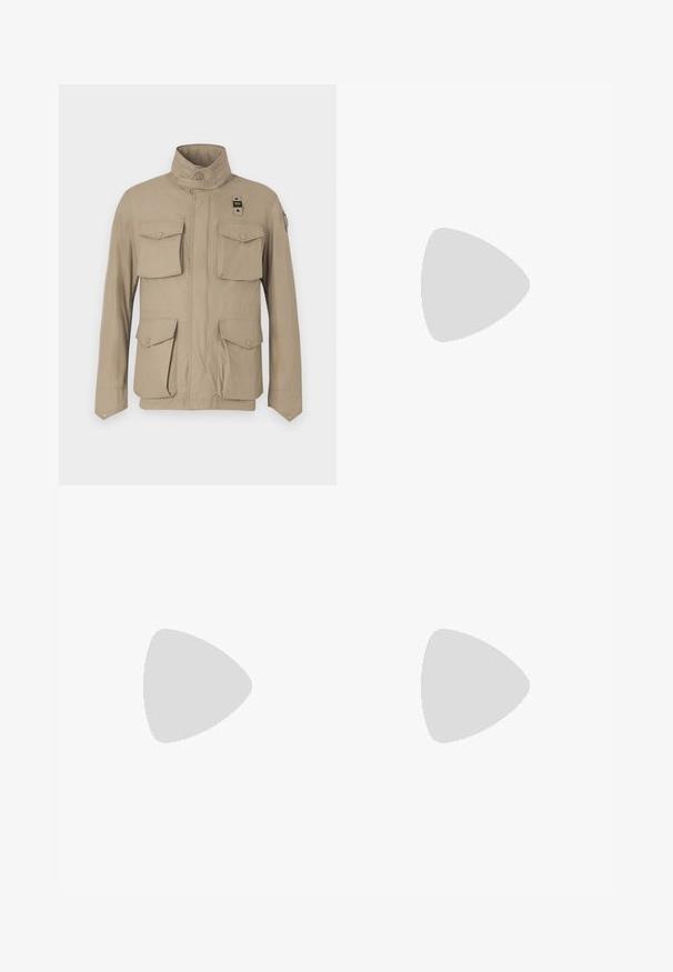 Beige jakke med stående krage, fire frontlommer med klaffer og knappedetaljer. Glatt tekstur og lett materiale.; Brun langermet skjorte laget av mykt stoff, med rund hals og rett snitt uten synlige mønstre eller detaljer.; Beige bomullsbukser med rett ben-design, frontlukking med knapp og beltehemper. Jevn tekstur, ingen synlige mønstre eller detaljer.; Lacoste-sneakers i mørkegrått med mesh- og syntetisk materiale, med en teksturert såle og brune detaljer på kragen og merket.