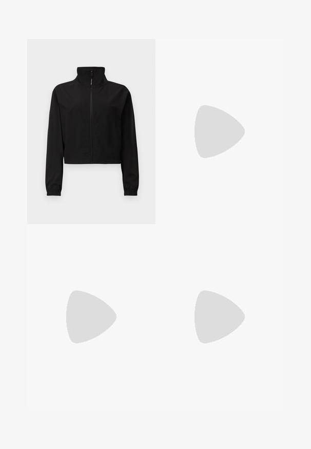 Zwarte cropped jacket met een staande kraag, voorzijde met rits, lange mouwen, elastische manchetten en een gladde, matte textuur.; Zwart katoenen T-shirt met ronde hals, korte mouwen en blauw geborduurd "Calvin Klein JEANS" logo op de voorkant.; Zwarte wijde spijkerbroeken van denim, met een hoge taille, vijf-pocket stijl en een metalen knoopsluiting met contrasterende stiksels.; Zwarte leren instappers met een ronde neus, dikke getextureerde zool en minimale stikseldetails. Strak ontwerp zonder zichtbare veters of hardware.