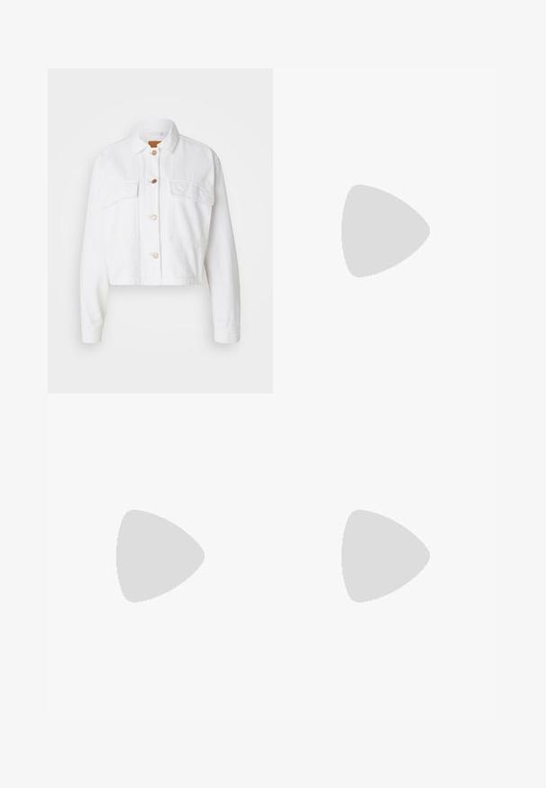 GAP CROP SHACKET - Teksajakk - optic white; Valge puuvillane t-särk lühikeste varrukatega ja ümmarguse kaelusega. Vasakul rinnal on väike punane Levi's'i logo.; Tumedast sinise denimi flare-jeansid, millel on kõrge vöökoht, viis taskut, nup closure ja nähtav õmbluste detail sirgetel seamidel.; Valged spordijalatsid, mis on valmistatud siledast nahast, sisaldavad aukudega varbaosa, tekstureeritud kummist tallat, lamedaid paelu ja silmapaistvat 'N' logo küljel.