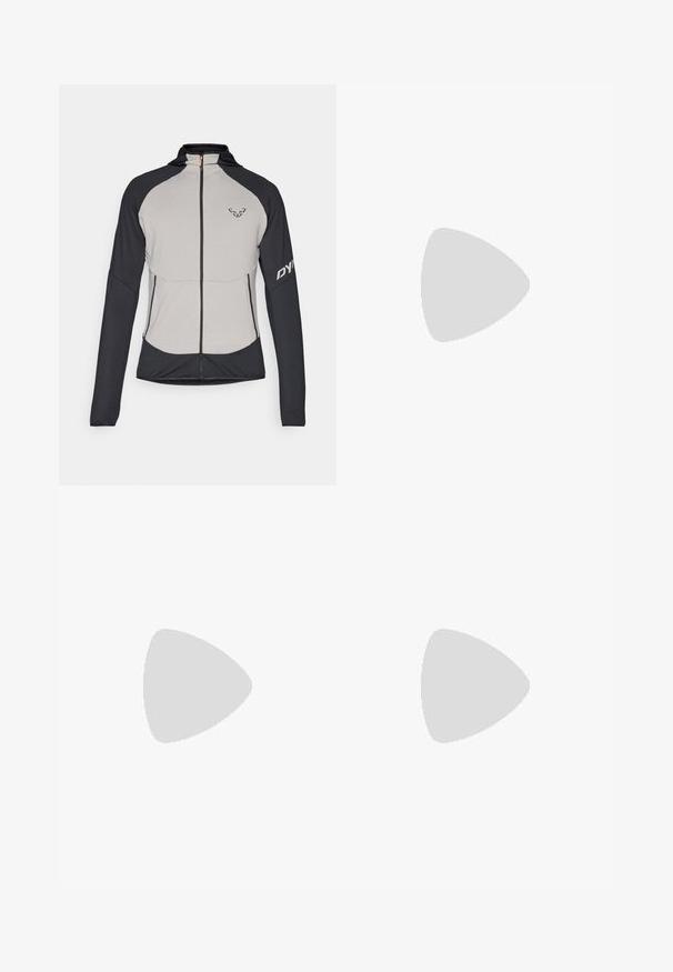 Dynafit TRANSALPER LIGHT HOODY - Outdoorová bunda - black out; Sivý športový tričko s krátkym rukávom vyrobené z hladkej, ľahkej tkaniny. Na ľavej časti hrude má biele logo. Dizajn s okrúhlym výstrihom.; Čierne nepremokavé nohavice vyrobené zo svetlého, textúrovaného materiálu. Obsahujú elastický pás a zipsové vrecká.; Ľahká trailová bežecká obuv s šedou a čiernou sieťovinou, oranžovými akcentmi a robustnou podrážkou pre trakciu. Nepremokavé Gore-Tex podšívka.