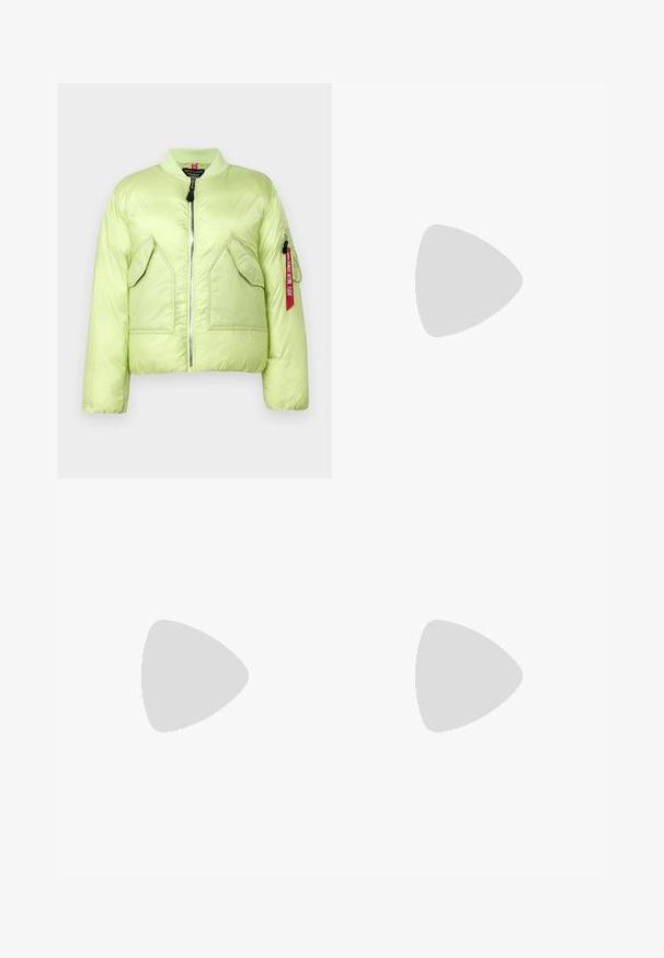 Lichtgroene gewatteerde bomberjack met ribbelkraag, ritssluiting en twee voorzakken. Heeft een ritszak op de mouw met een rode label.; Zwarte longsleeve shirt met ronde hals, met witte grafische afbeeldingen van prikkeldraad en doorns op beide mouwen.; Zwarte wijdlopende broek van lichtgewicht stof, met een marineblauwe zijpaneel en een elastische tailleband. Klein wit logo onderaan.; Zwarte leren en synthetische sneakers met witte Nike swoosh, rubberen gumzool, ronde neus en zwarte veters. Geribbelde witte sokken zichtbaar.